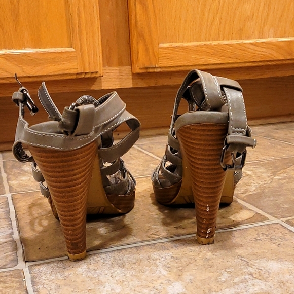 Women heels - Picture 3 of 3